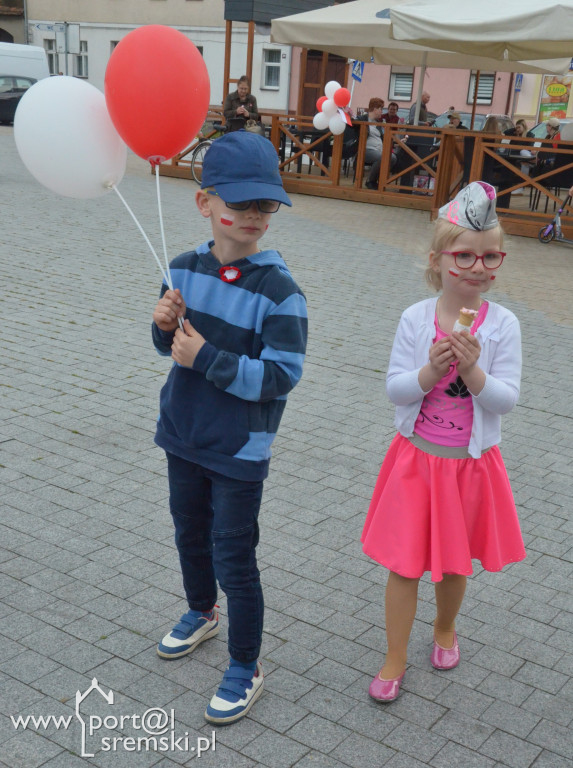 Ksiąski rynek na biało i czerwono