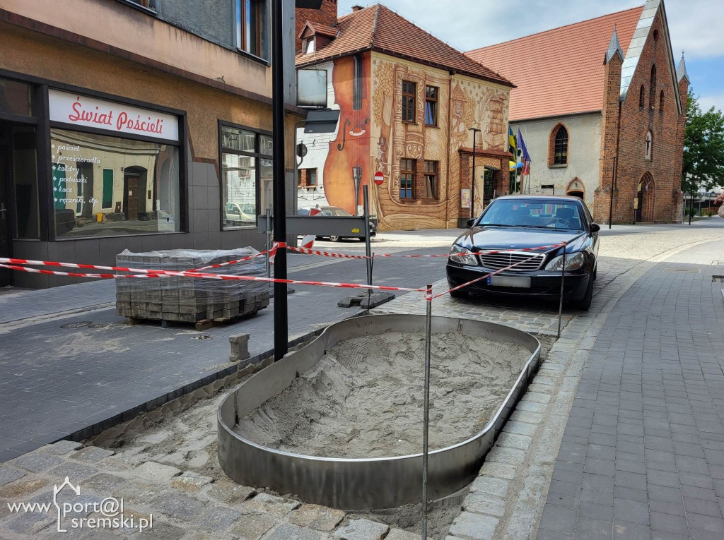 Klomby i donice na remontowanym deptaku