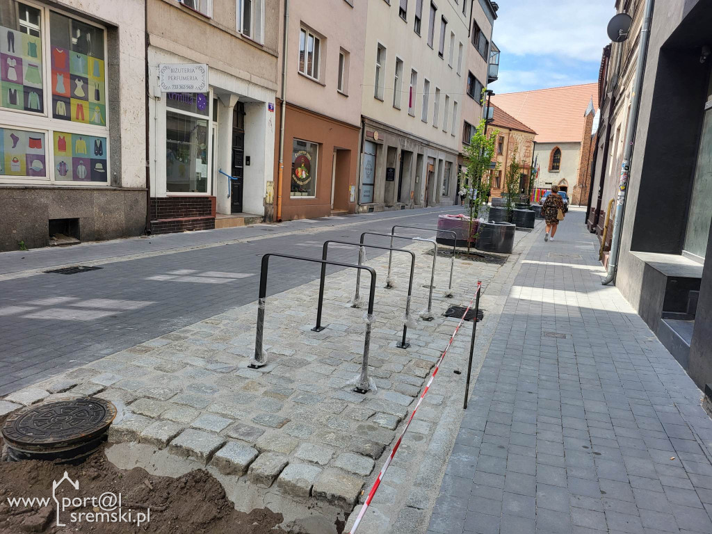 Klomby i donice na remontowanym deptaku