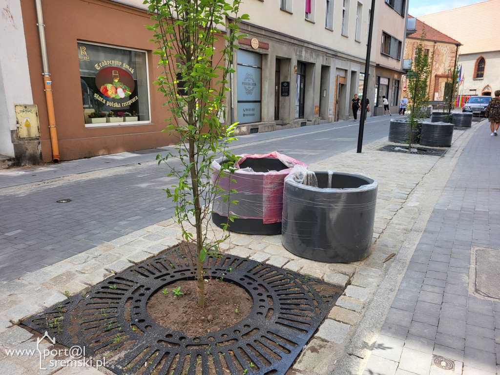 Klomby i donice na remontowanym deptaku