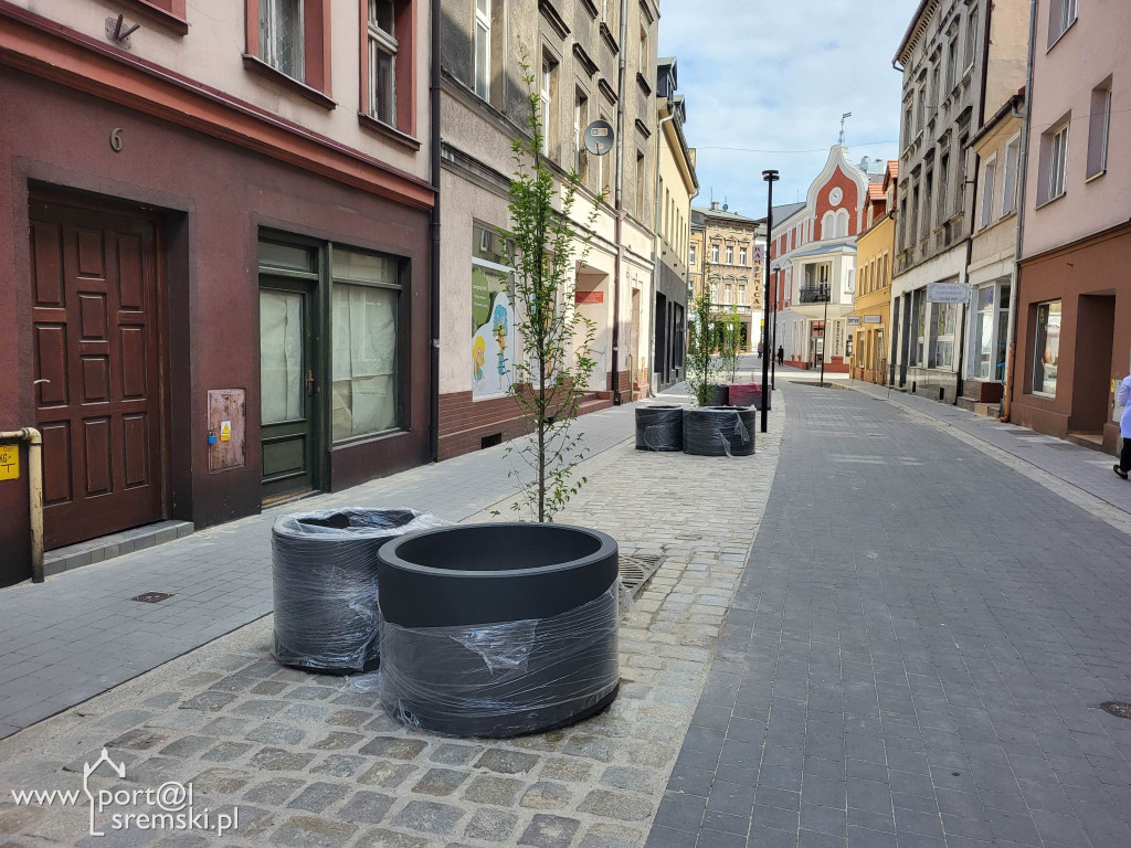 Klomby i donice na remontowanym deptaku