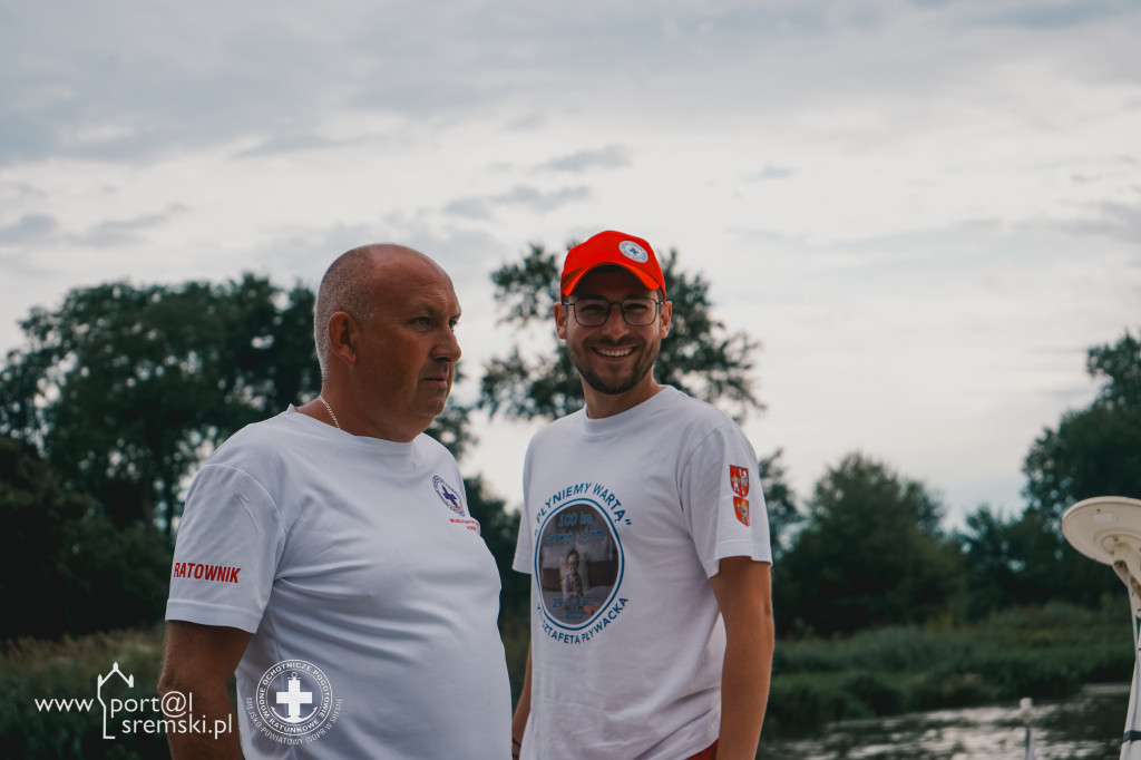 Walczyli dzielnie dzień i noc. W niecałą dobę przepłynęli 100-kilometrową sztafetę pływacką