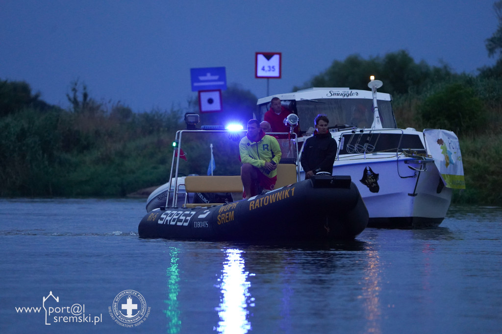 Walczyli dzielnie dzień i noc. W niecałą dobę przepłynęli 100-kilometrową sztafetę pływacką