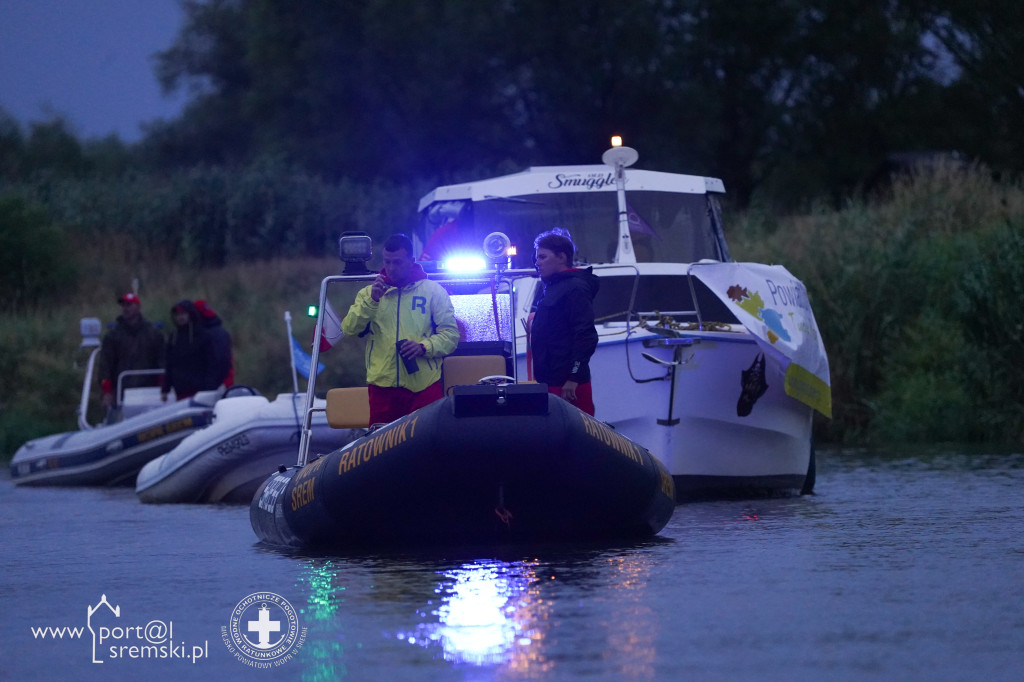 Walczyli dzielnie dzień i noc. W niecałą dobę przepłynęli 100-kilometrową sztafetę pływacką