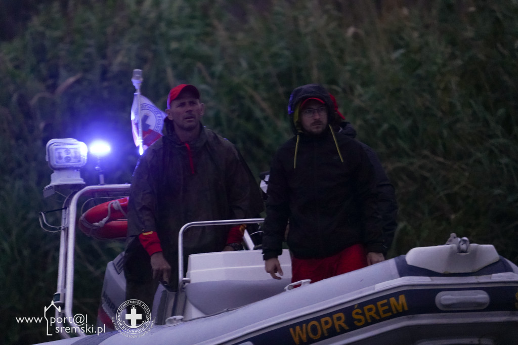 Walczyli dzielnie dzień i noc. W niecałą dobę przepłynęli 100-kilometrową sztafetę pływacką