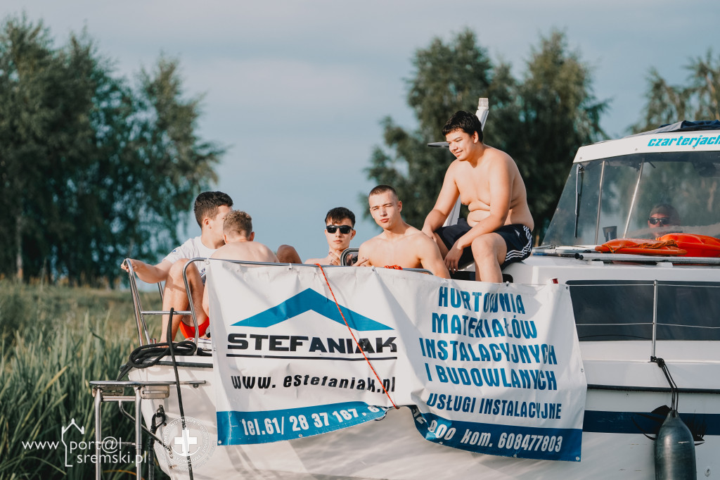 Walczyli dzielnie dzień i noc. W niecałą dobę przepłynęli 100-kilometrową sztafetę pływacką