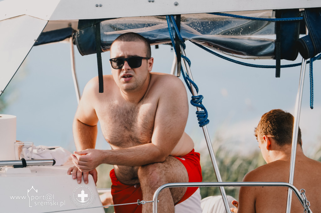 Walczyli dzielnie dzień i noc. W niecałą dobę przepłynęli 100-kilometrową sztafetę pływacką