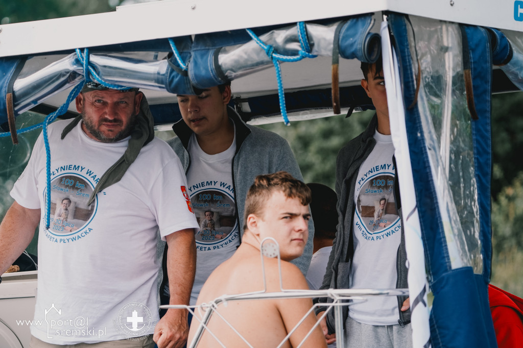 Walczyli dzielnie dzień i noc. W niecałą dobę przepłynęli 100-kilometrową sztafetę pływacką