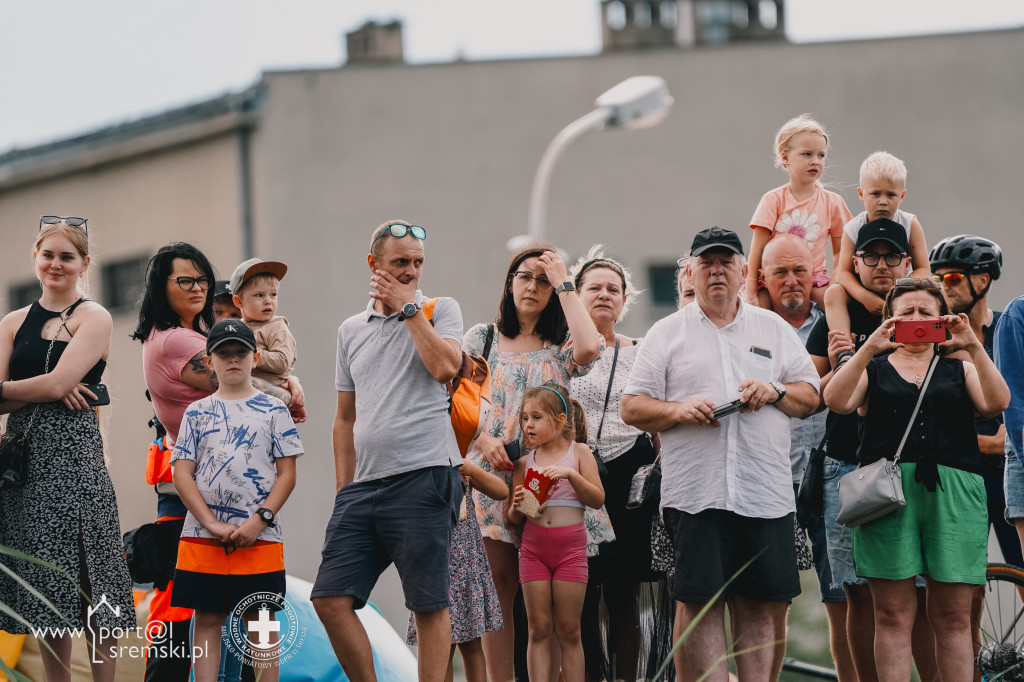 Walczyli dzielnie dzień i noc. W niecałą dobę przepłynęli 100-kilometrową sztafetę pływacką