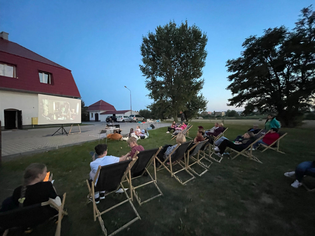 Film i kiełbaska, czyli kino plenerowe z ogniskiem