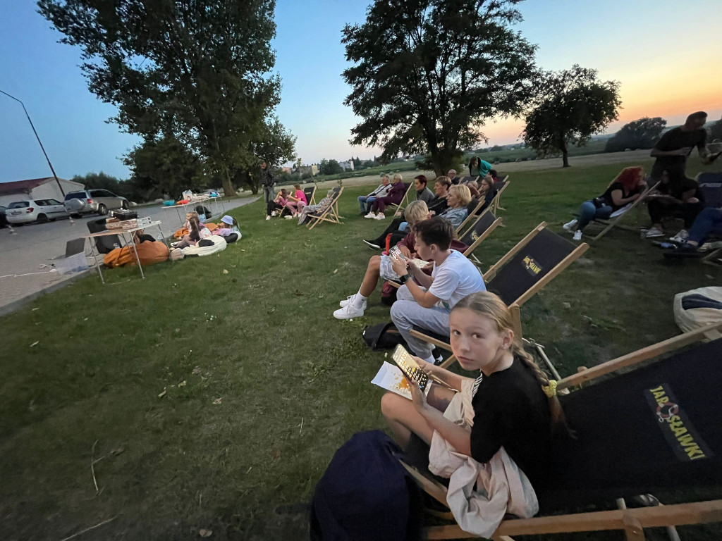 Film i kiełbaska, czyli kino plenerowe z ogniskiem