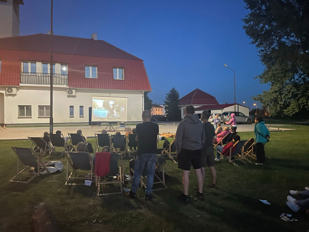Film i kiełbaska, czyli kino plenerowe z ogniskiem