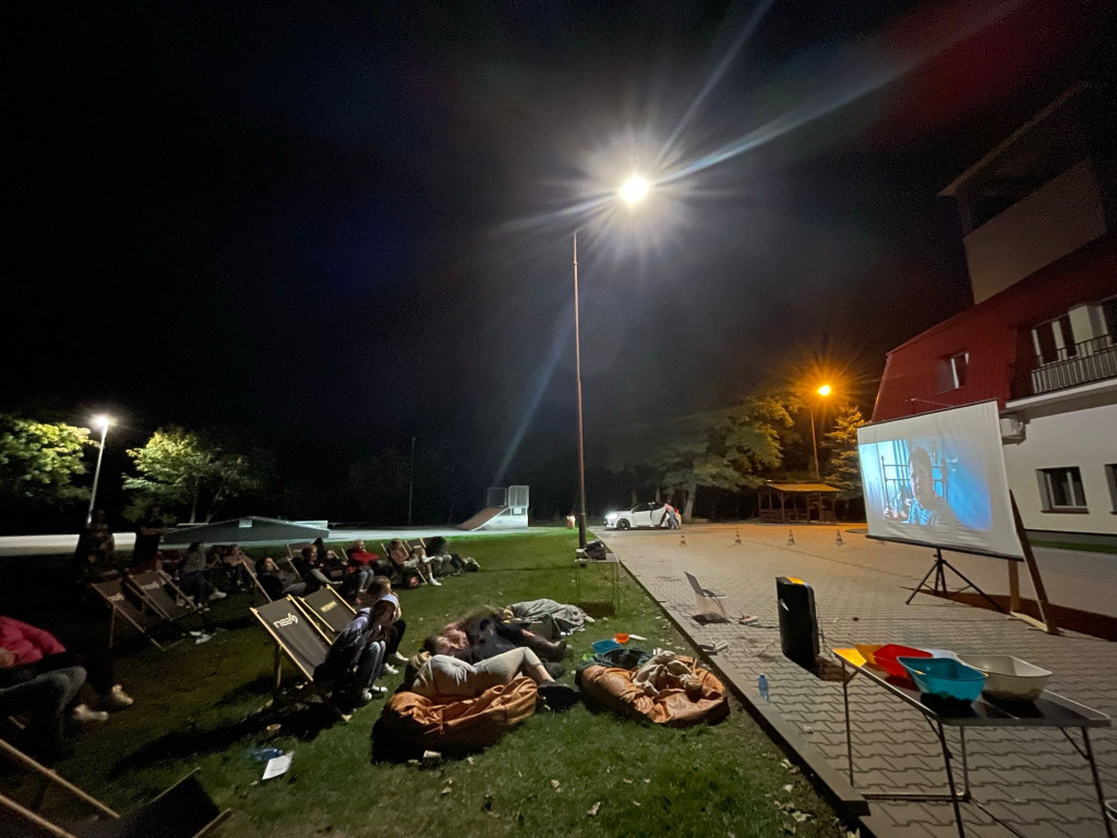 Film i kiełbaska, czyli kino plenerowe z ogniskiem