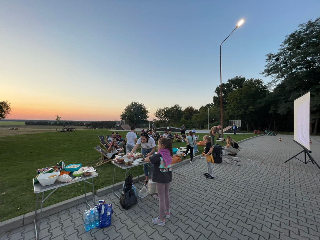 Film i kiełbaska, czyli kino plenerowe z ogniskiem