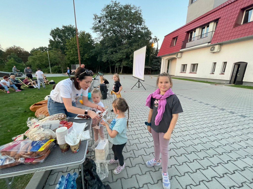 Film i kiełbaska, czyli kino plenerowe z ogniskiem