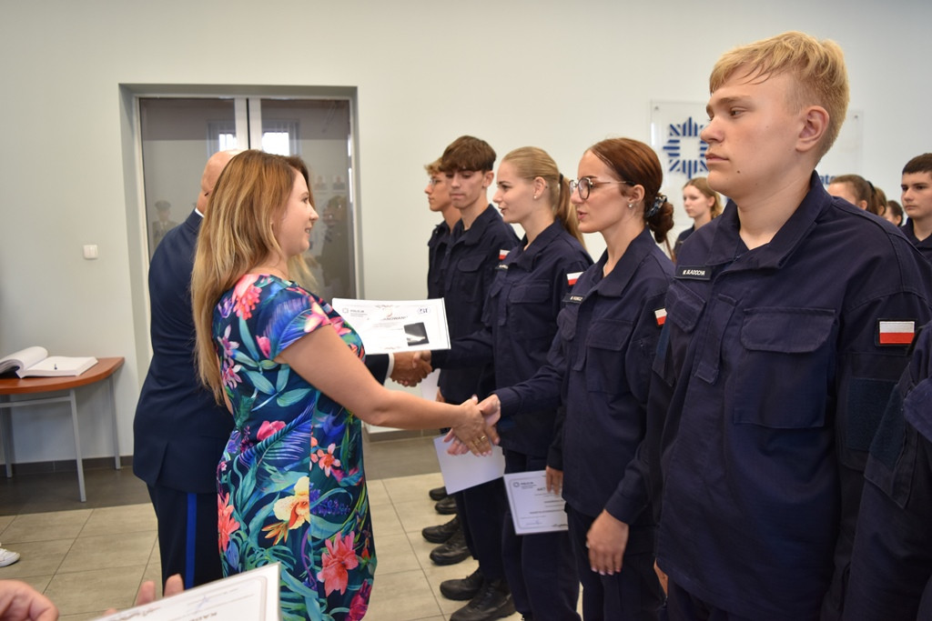 Policjanci, pracownicy cywilni oraz uczniowie klasy policyjnej uhonorowani podczas uroczystej zbiórki