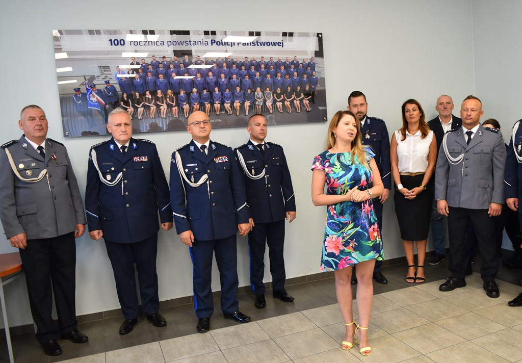 Policjanci, pracownicy cywilni oraz uczniowie klasy policyjnej uhonorowani podczas uroczystej zbiórki