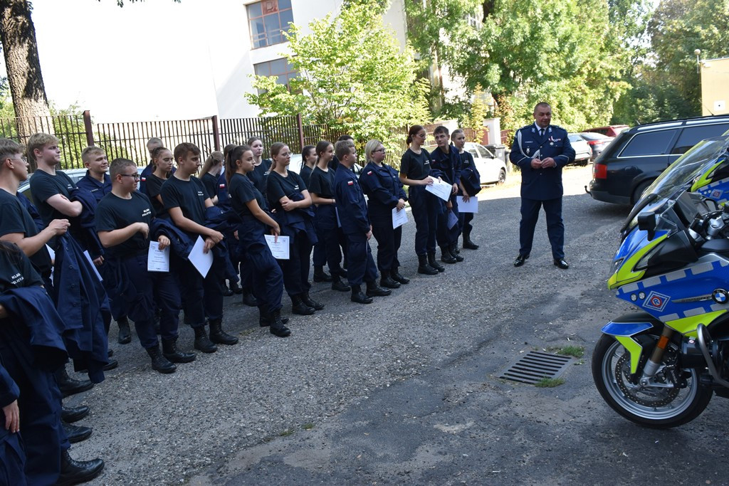 Policjanci, pracownicy cywilni oraz uczniowie klasy policyjnej uhonorowani podczas uroczystej zbiórki