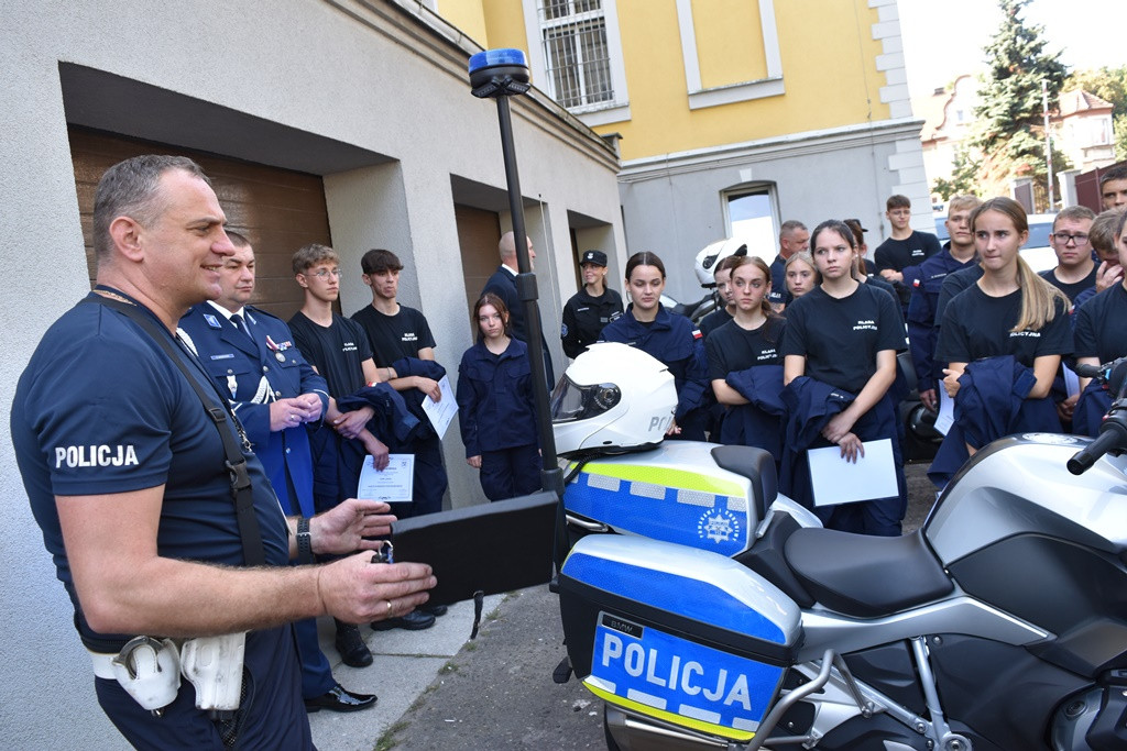 Policjanci, pracownicy cywilni oraz uczniowie klasy policyjnej uhonorowani podczas uroczystej zbiórki