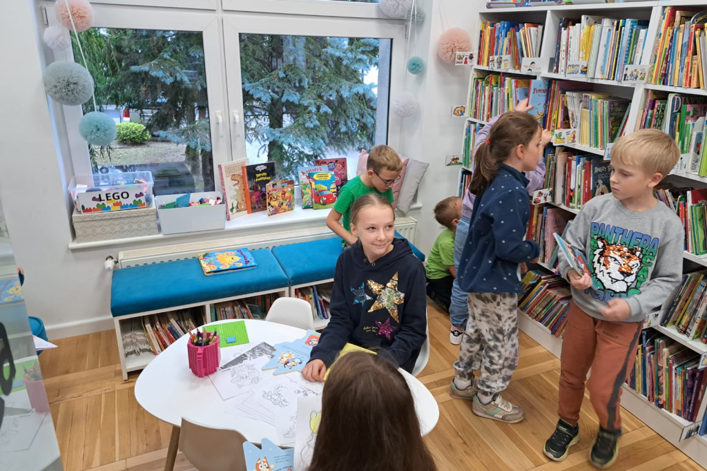 Uczniowie z Chrząstowa odwiedzili bibliotekę