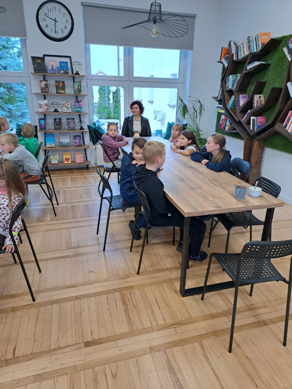 Uczniowie z Chrząstowa odwiedzili bibliotekę