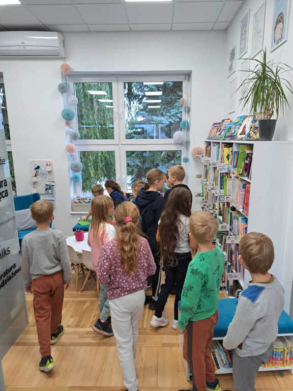 Uczniowie z Chrząstowa odwiedzili bibliotekę