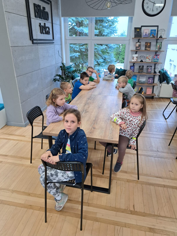 Uczniowie z Chrząstowa odwiedzili bibliotekę