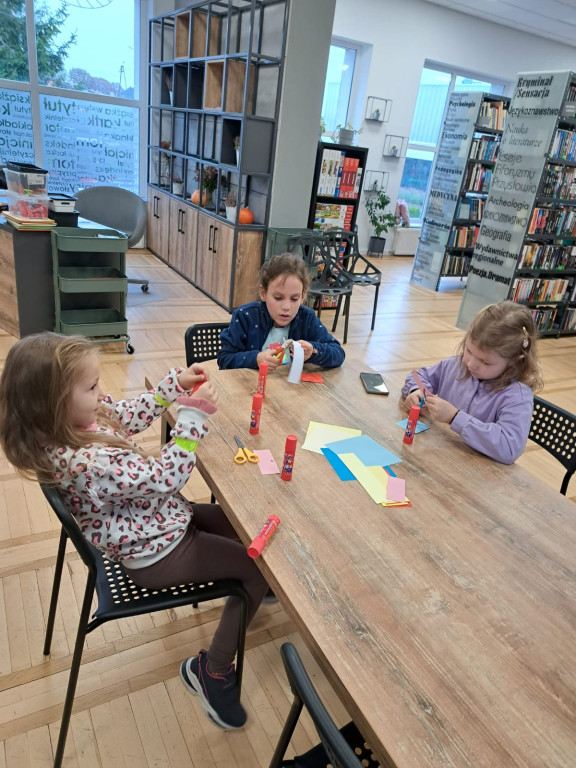 Uczniowie z Chrząstowa odwiedzili bibliotekę