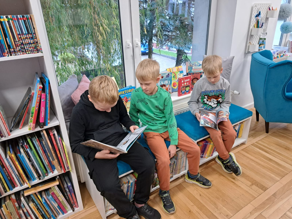 Uczniowie z Chrząstowa odwiedzili bibliotekę