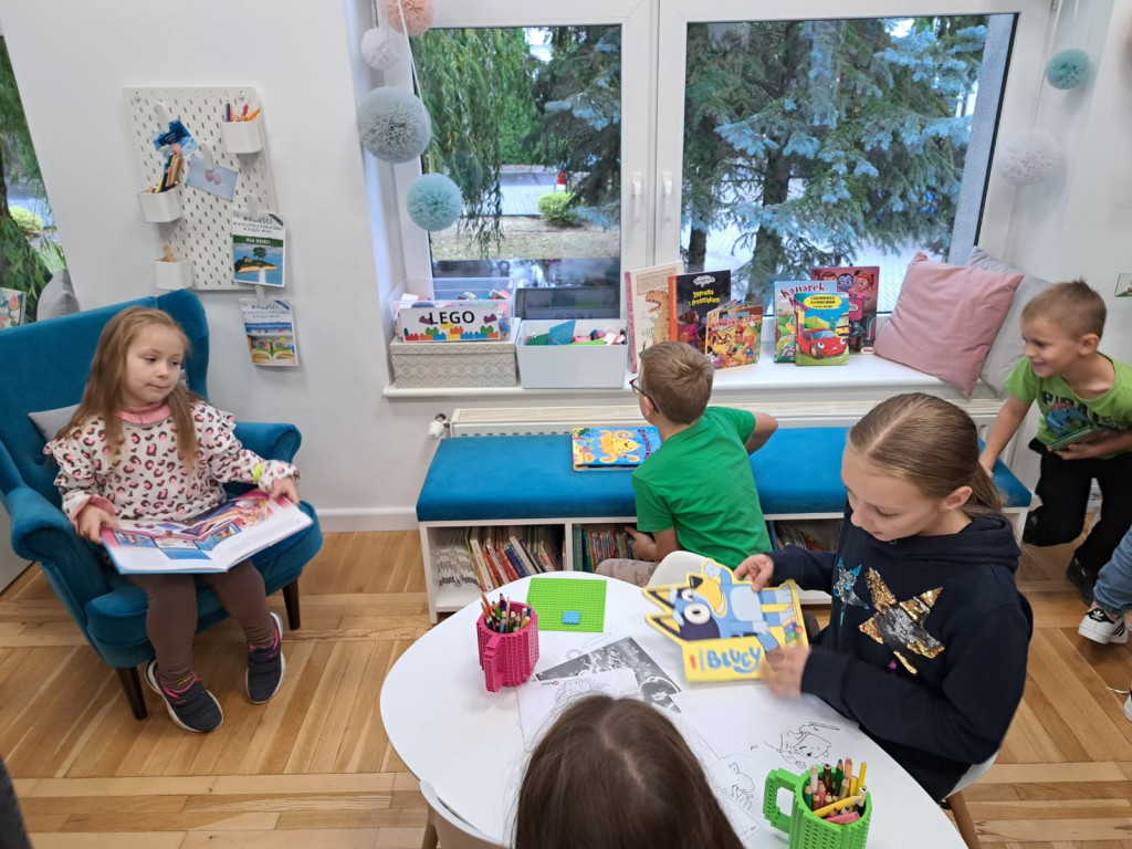 Uczniowie z Chrząstowa odwiedzili bibliotekę