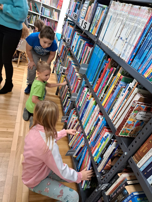 Uczniowie z Chrząstowa odwiedzili bibliotekę