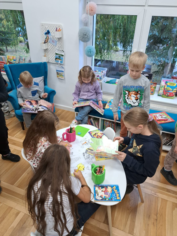 Uczniowie z Chrząstowa odwiedzili bibliotekę