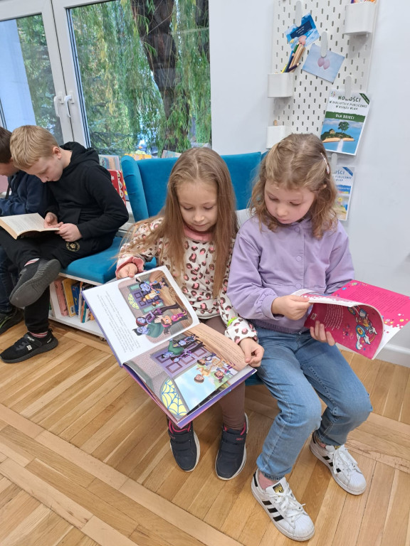 Uczniowie z Chrząstowa odwiedzili bibliotekę