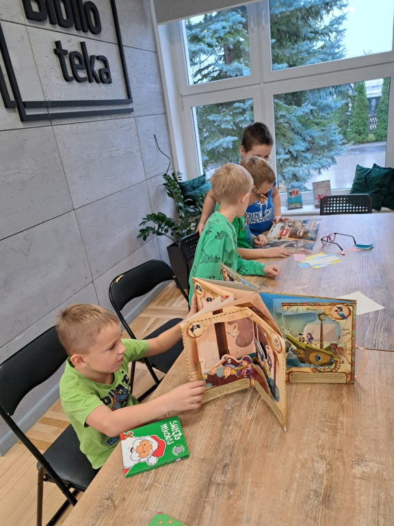 Uczniowie z Chrząstowa odwiedzili bibliotekę