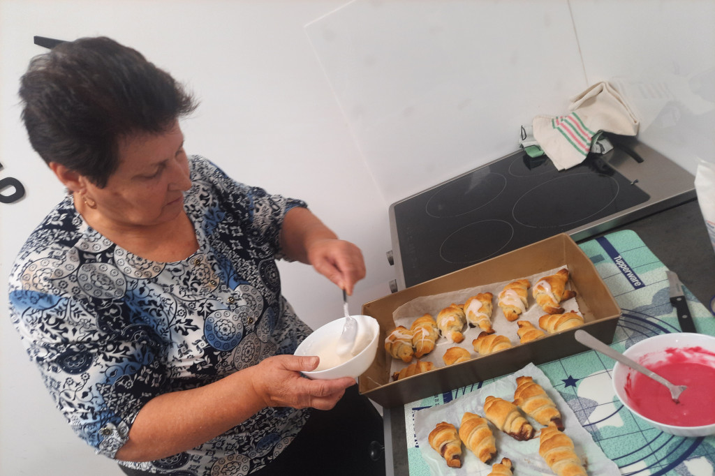 Flagi, rozetki i rogale w Książu