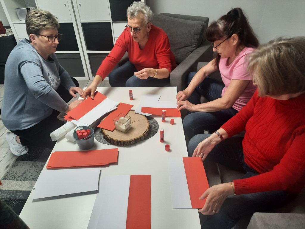 Flagi, rozetki i rogale w Książu