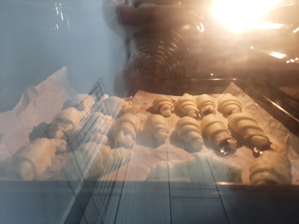 Flagi, rozetki i rogale w Książu