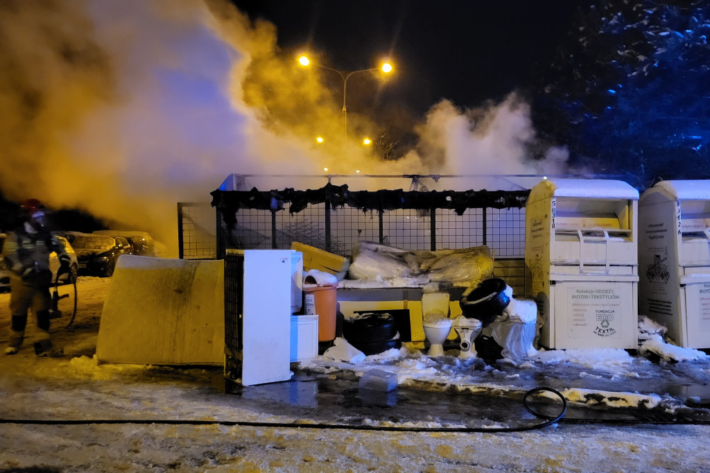 Pożar śmietników w zabudowie