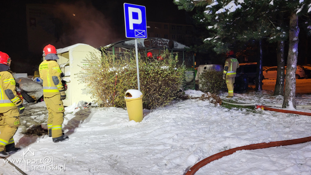 Pożar śmietników w zabudowie