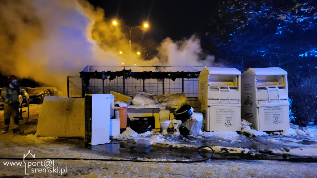 Pożar śmietników w zabudowie