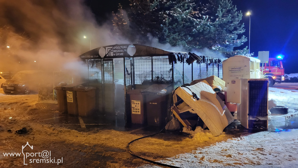 Pożar śmietników w zabudowie