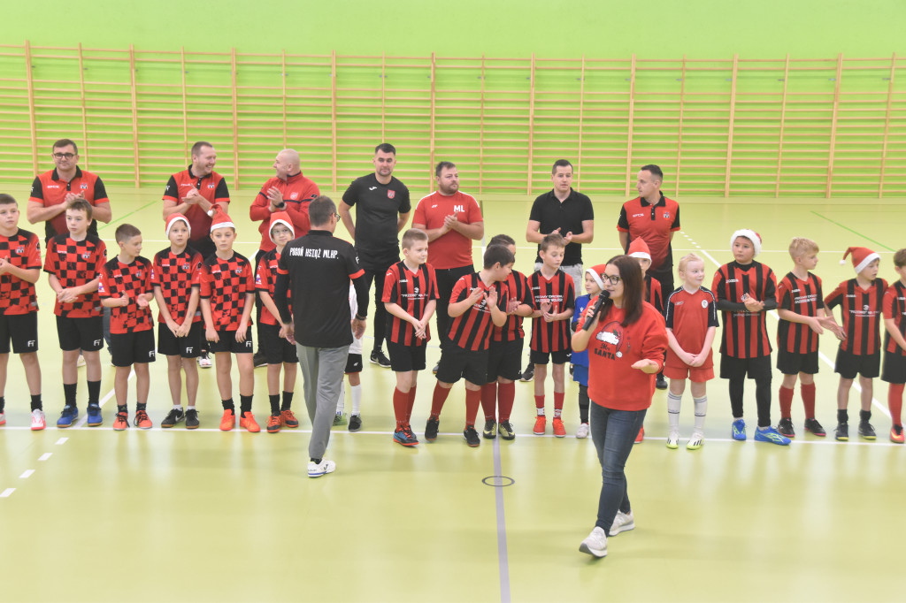 Mikołajkowy Turniej Piłki Halowej w Książu