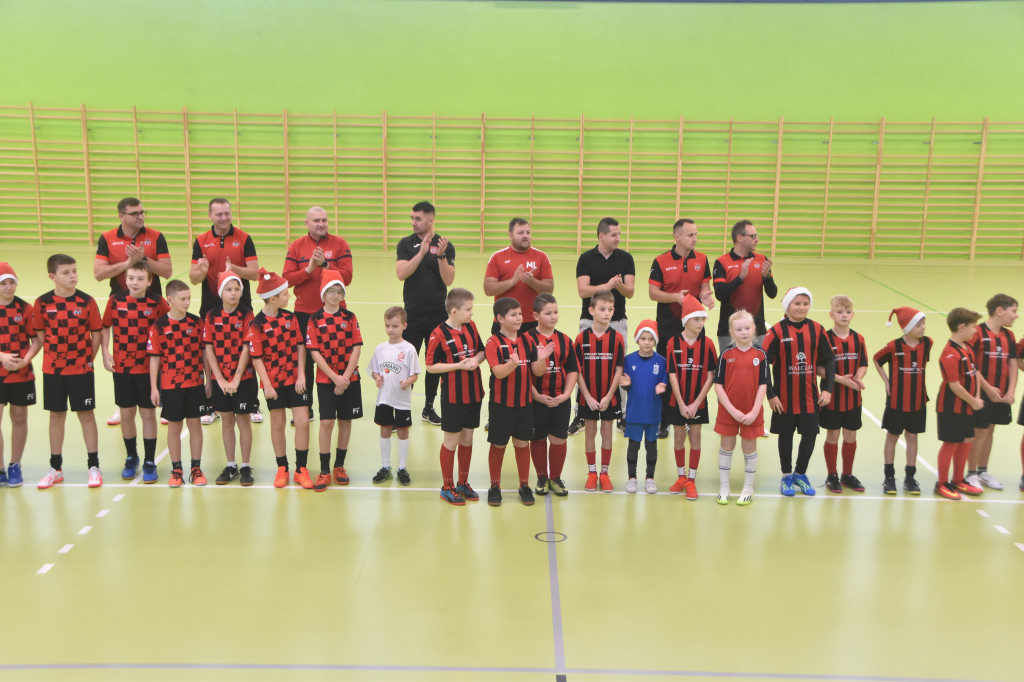 Mikołajkowy Turniej Piłki Halowej w Książu