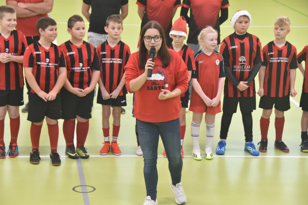 Mikołajkowy Turniej Piłki Halowej w Książu
