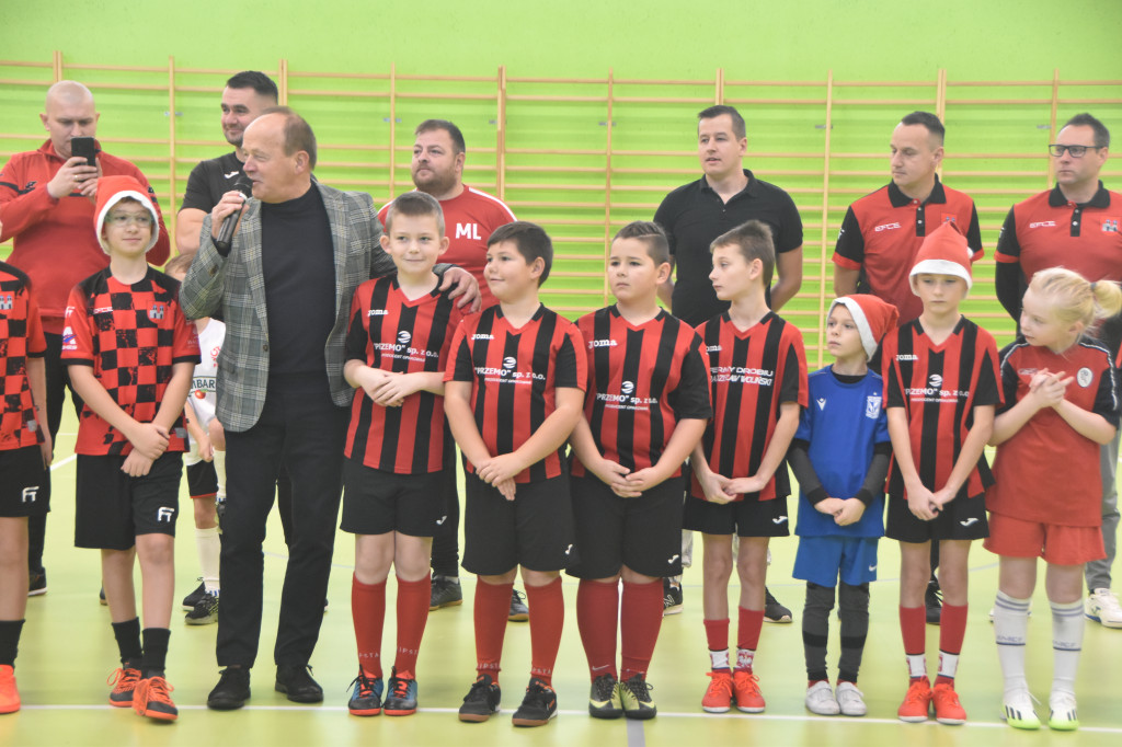 Mikołajkowy Turniej Piłki Halowej w Książu