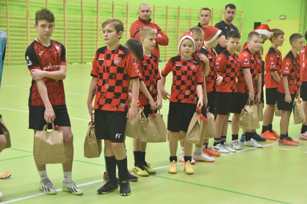 Mikołajkowy Turniej Piłki Halowej w Książu