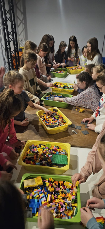 Poznali historię Polski z klocków Lego