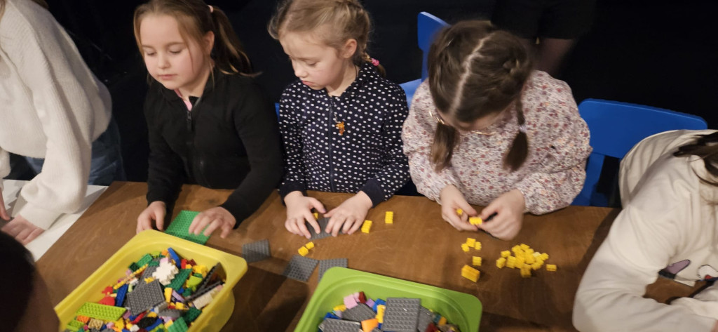 Poznali historię Polski z klocków Lego
