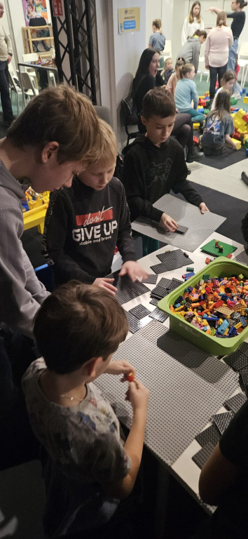 Poznali historię Polski z klocków Lego