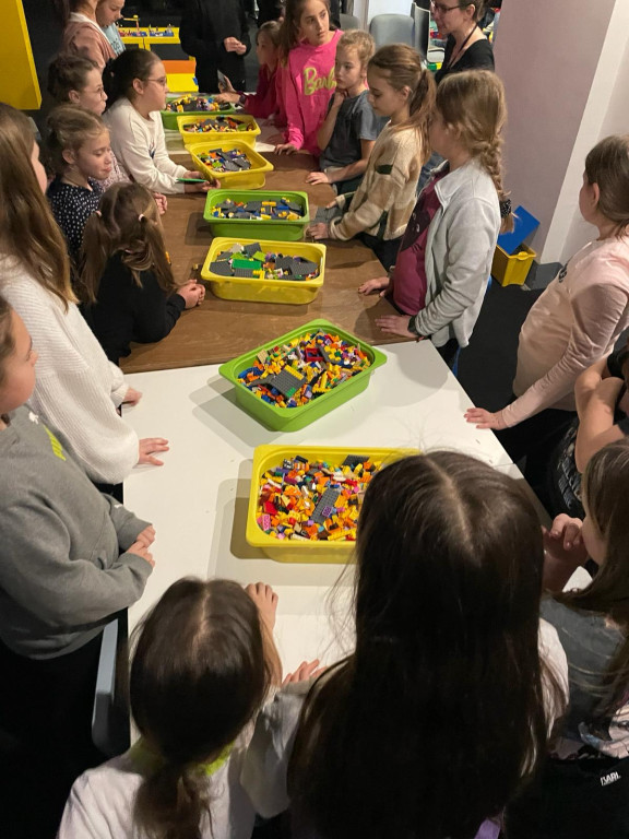 Poznali historię Polski z klocków Lego